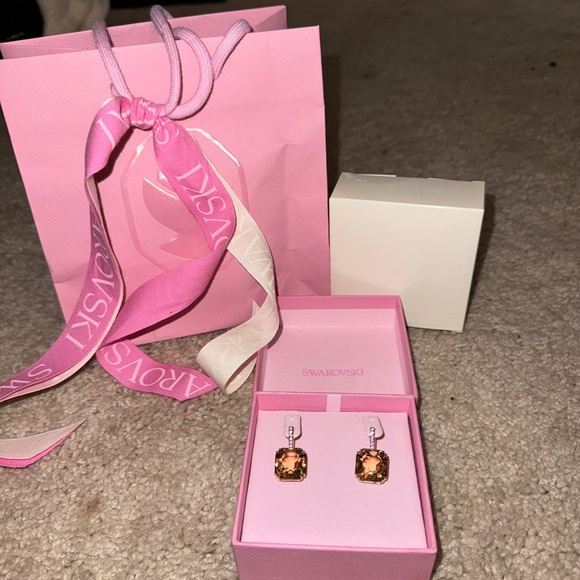 Swarovski Millenia drop earrings
Mixed cuts, Caramel, Gold-tone plated
NWT - Picture 4 of 6